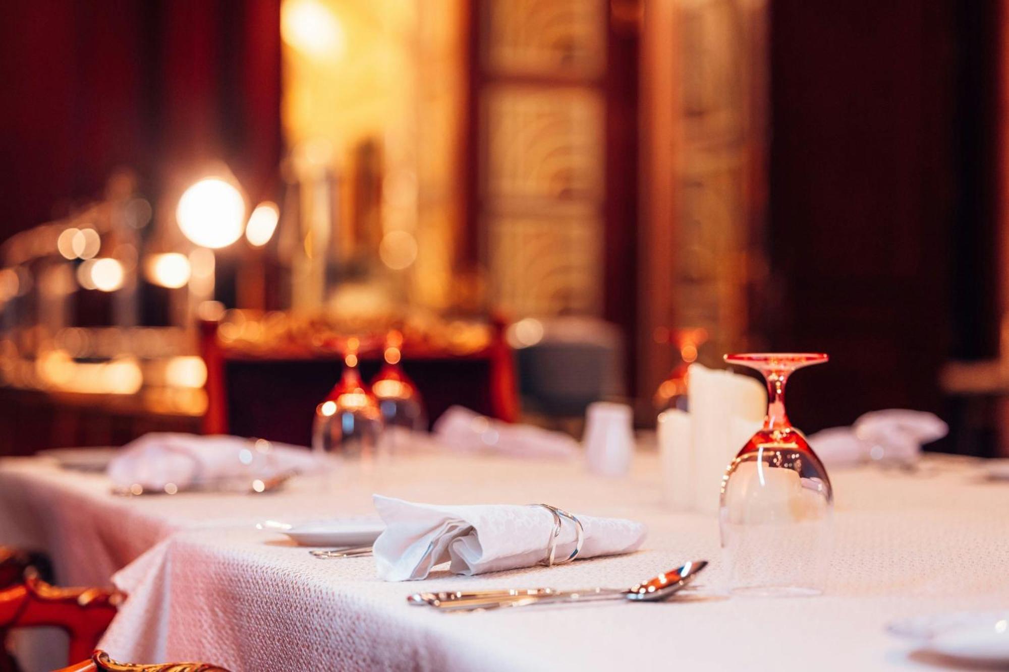 Hotel The Ritz-Carlton Yidda Exterior foto A restaurant table set for fine dining